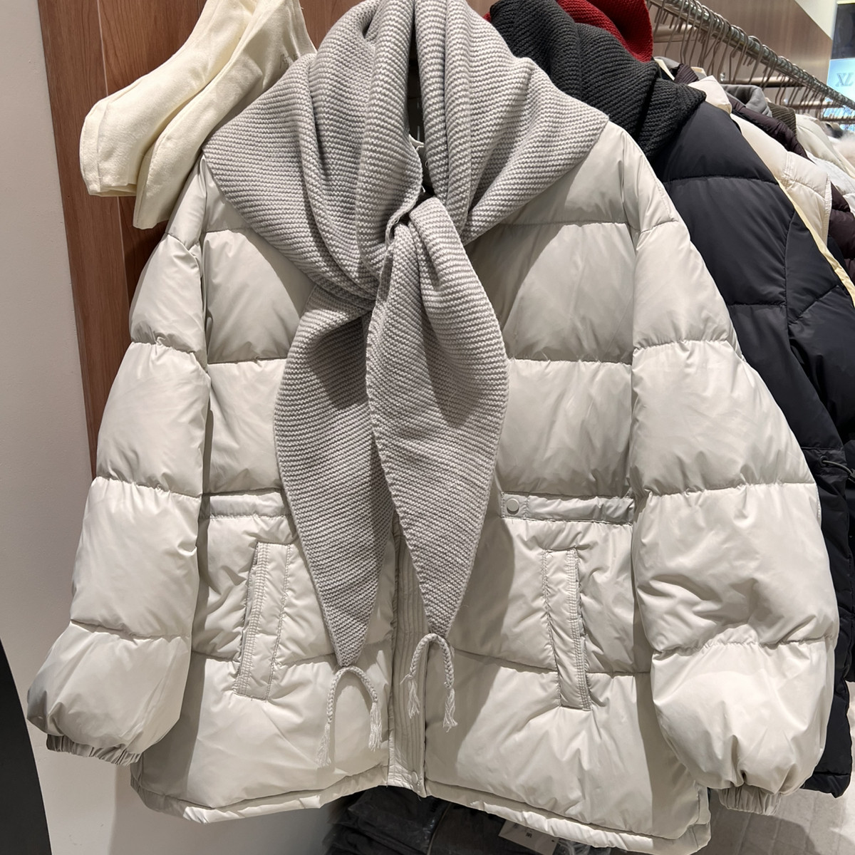 多多长款针织披肩白鸭绒外套女保暖羽绒服外套(配围巾)YS1-87109