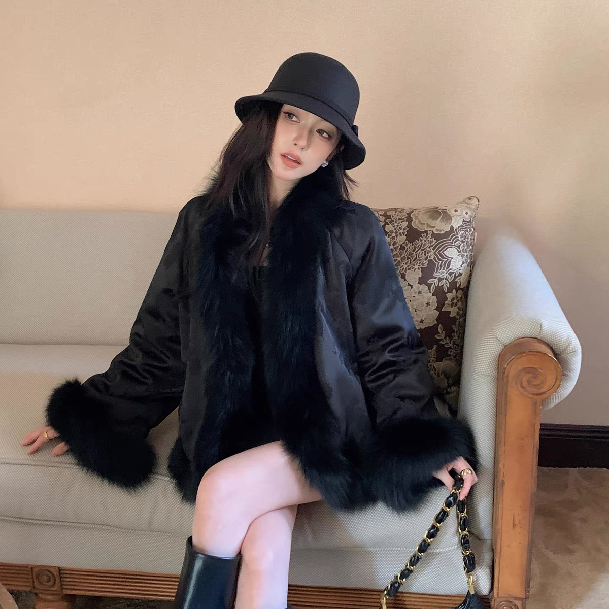 多多新中式短款鹅绒内胆重工刺绣国风缎面配真狐狸毛皮草111604