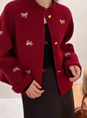 多多国风新中式小马刺绣红色短款羊毛外套（含69.4绵羊毛）066