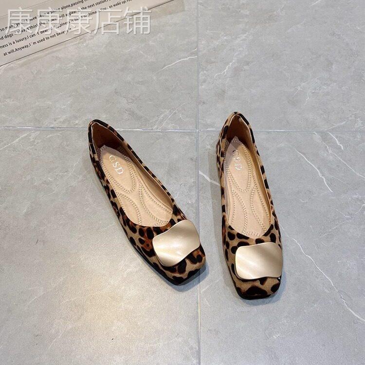 浅口方头豆豆鞋女2026年春夏新款豹纹绒面方扣百搭平底一脚蹬单鞋