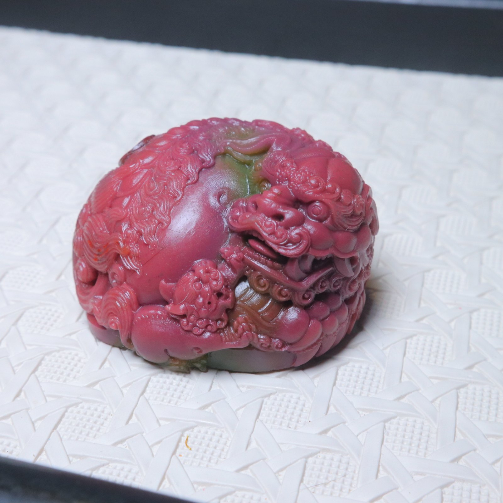 盐源玛瑙西瓜色雕刻狮子貔貅醒狮瑞兽手把件摆件