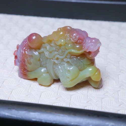 天然盐源玛瑙精工巧雕俏色红黄包浆山海经玄武麒麟摆件