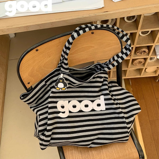 早八人bi备的通勤黑白条纹托特包上课大容量单肩帆布包休闲字母包