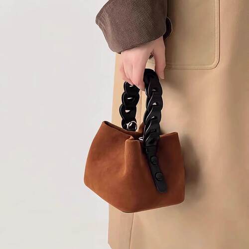 原创设计小众编织复古鹿皮绒水桶包女2026新款手单肩斜挎高级感包