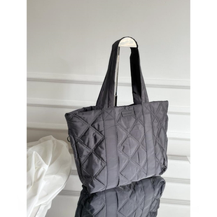 大容量冬季新款潮休闲轻便托特包包女菱格单肩手拎包通勤包妈咪包