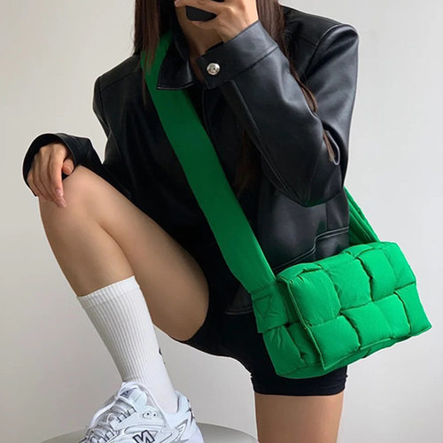 小众海绵羽绒包编织包包包女绿色