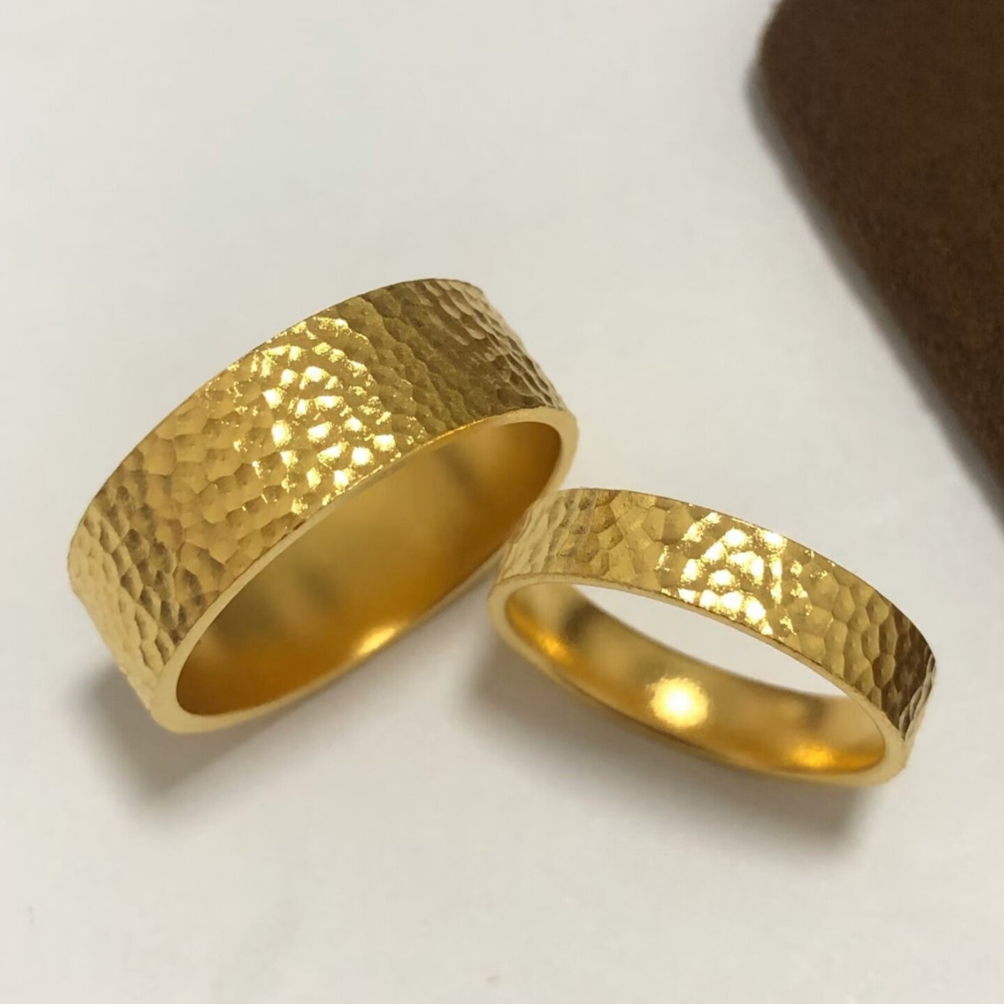 百缘金 锤纹捶纹实心闭口黄金戒指足金999.9纯金情侣指环纸醉金迷