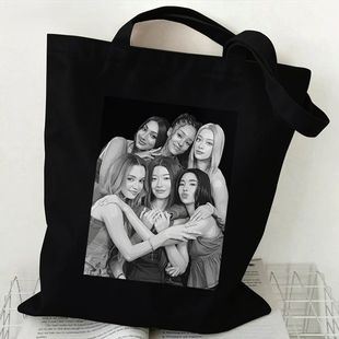 2026新款KATSEYE 女团周边帆布包 亚马逊热销复古黑白印花单肩包