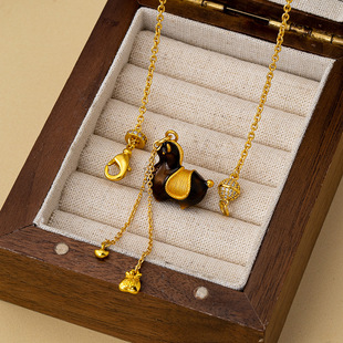 马上有钱墩墩马唐彩珐琅吊坠项链女款简约时尚高级感锁骨链