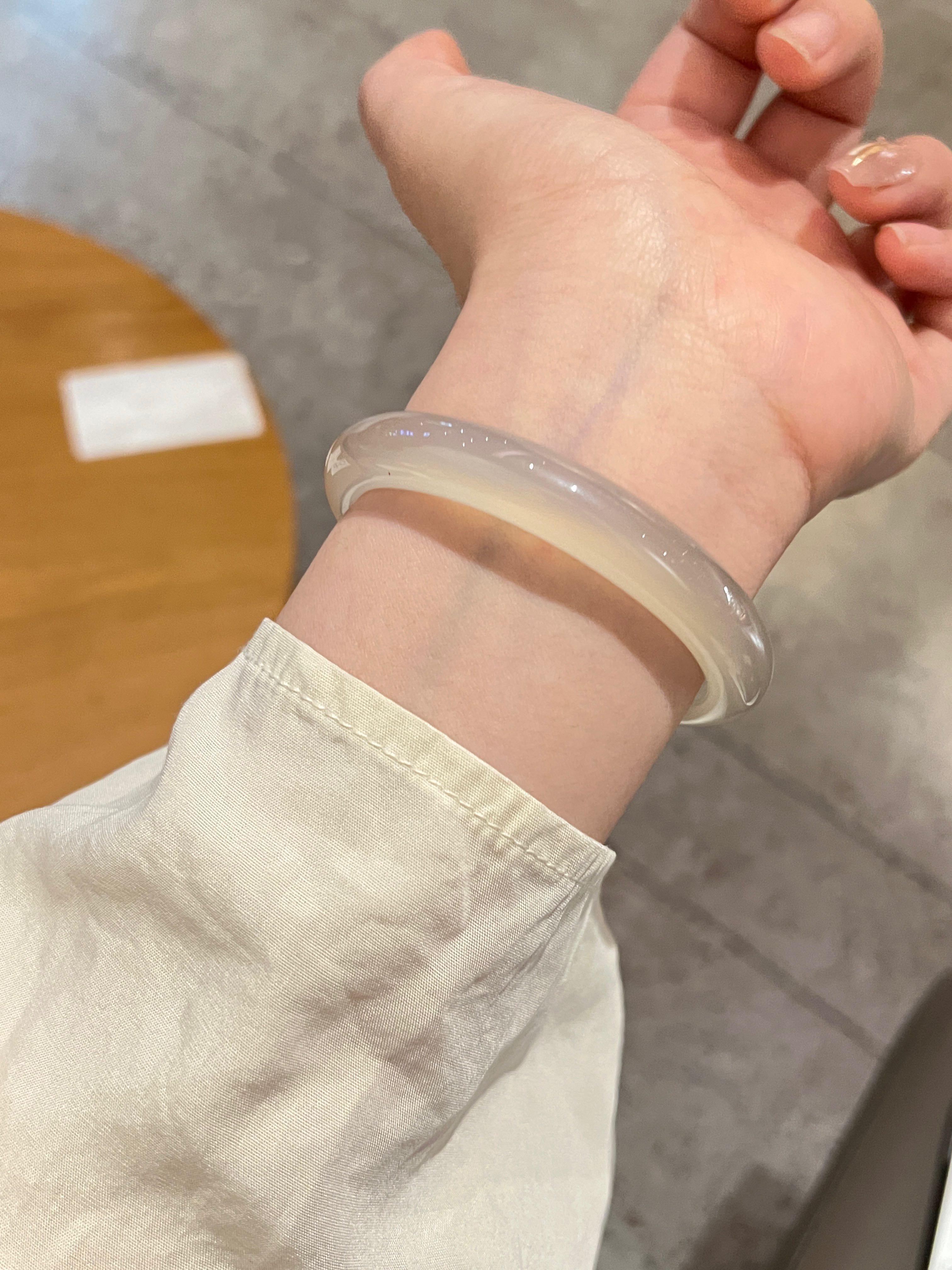 冰透白月光 天然白冰玛瑙手镯高冰香槟金色圆条马料冰种玉髓手镯