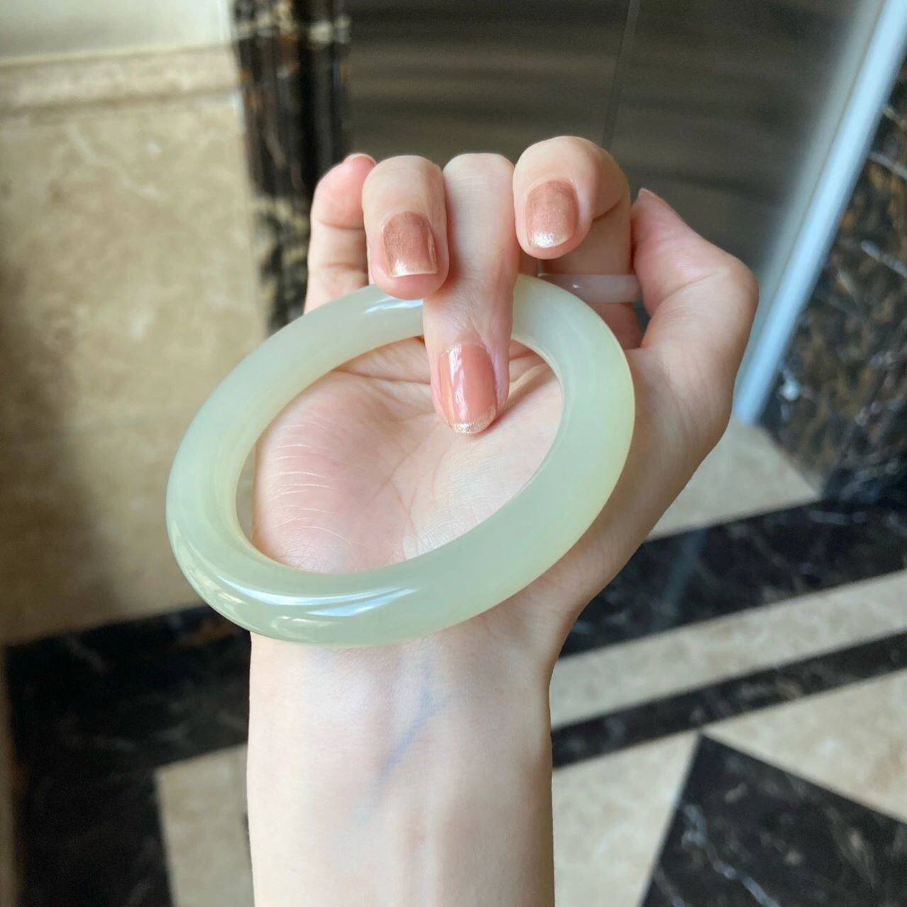 新疆和田玉晴水手镯女款胖圆条玉石冰种天然正品青白玉贵妃玉镯子