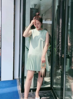 上货店进口醋纤百褶连衣裙气质金扣赫本风清冷绿色无袖背心裙女