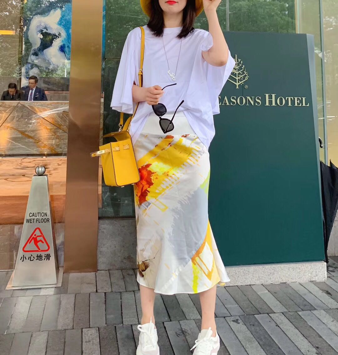 上货店欧货丝质缎面撞色印花松紧半身裙