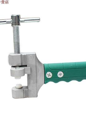 Coupeur de carreaux de céramique tenant l'outil d