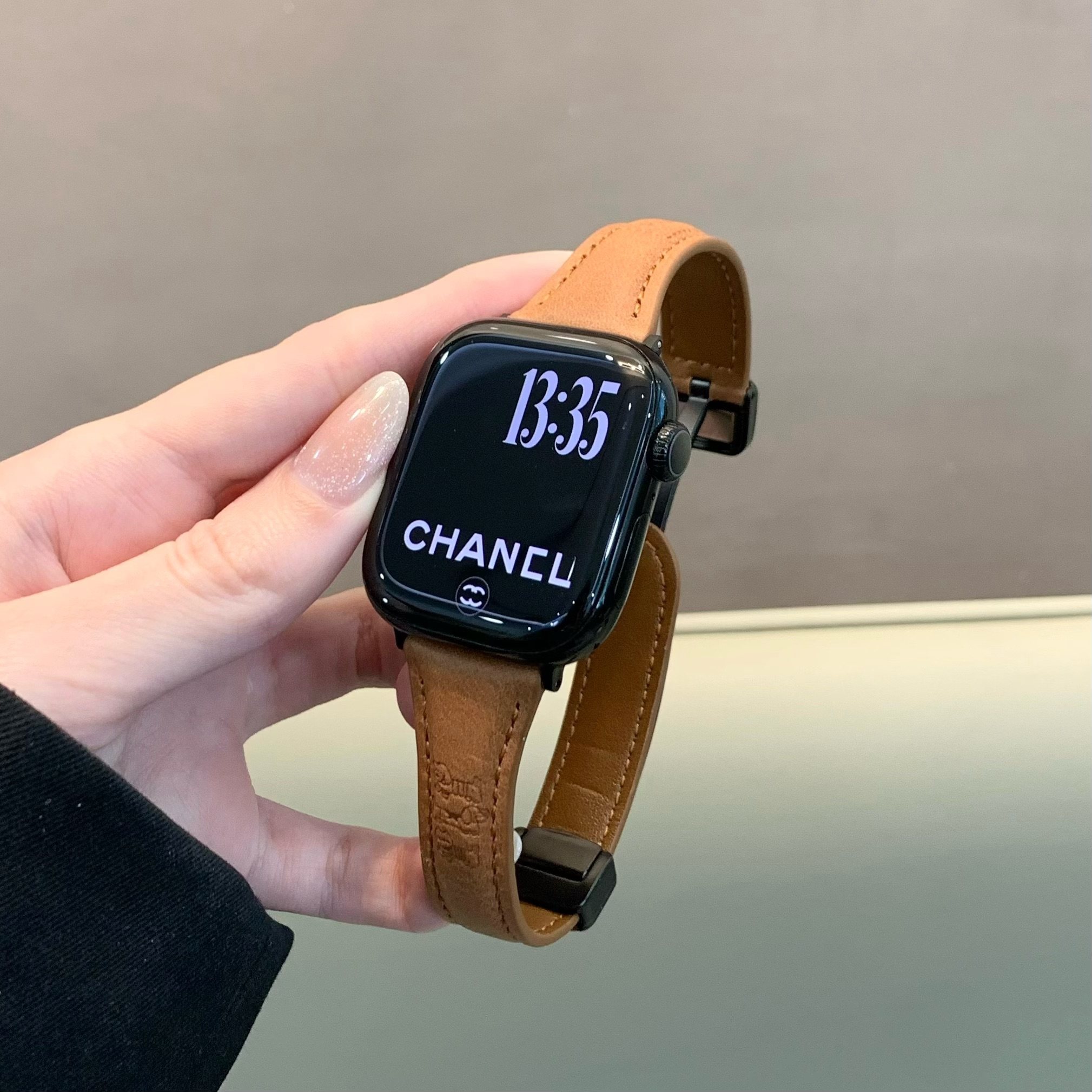 适用苹果手表iwatch10/s11表带秋冬卡通小狗皮质磁吸扣applewatch