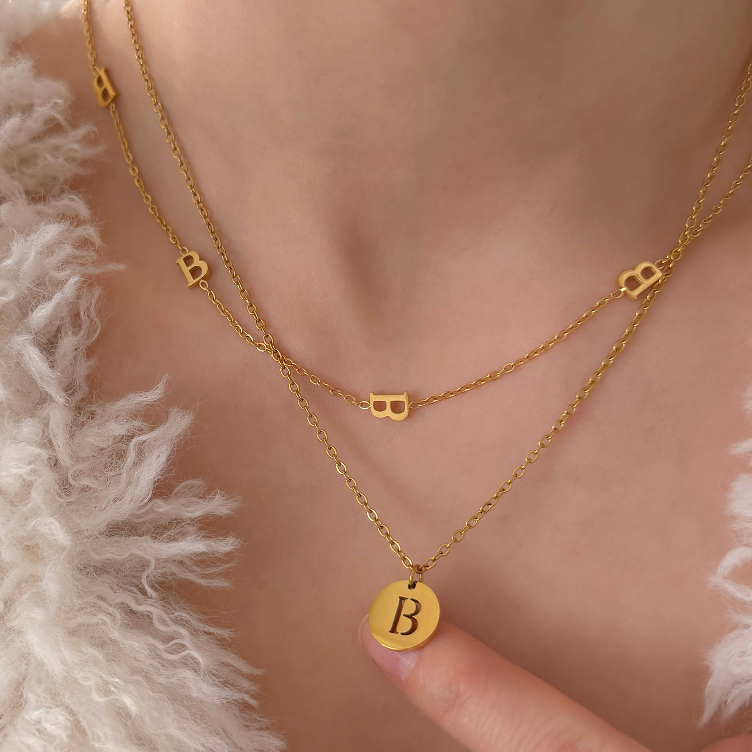 字母B金色圆牌吊坠项链不掉色钛钢锁骨链轻奢高级感闺蜜礼物新款