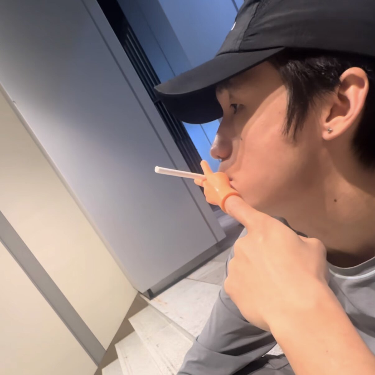 剪刀手指烟托抽烟指环夹烟神器防手指熏黄指套吸烟烟嘴托男孩玩具