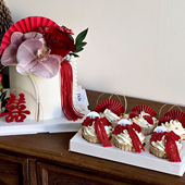 红色小众订婚宴鲜花蝴蝶兰结婚蛋糕纸杯装 饰喜字折扇竹条盘扣插件