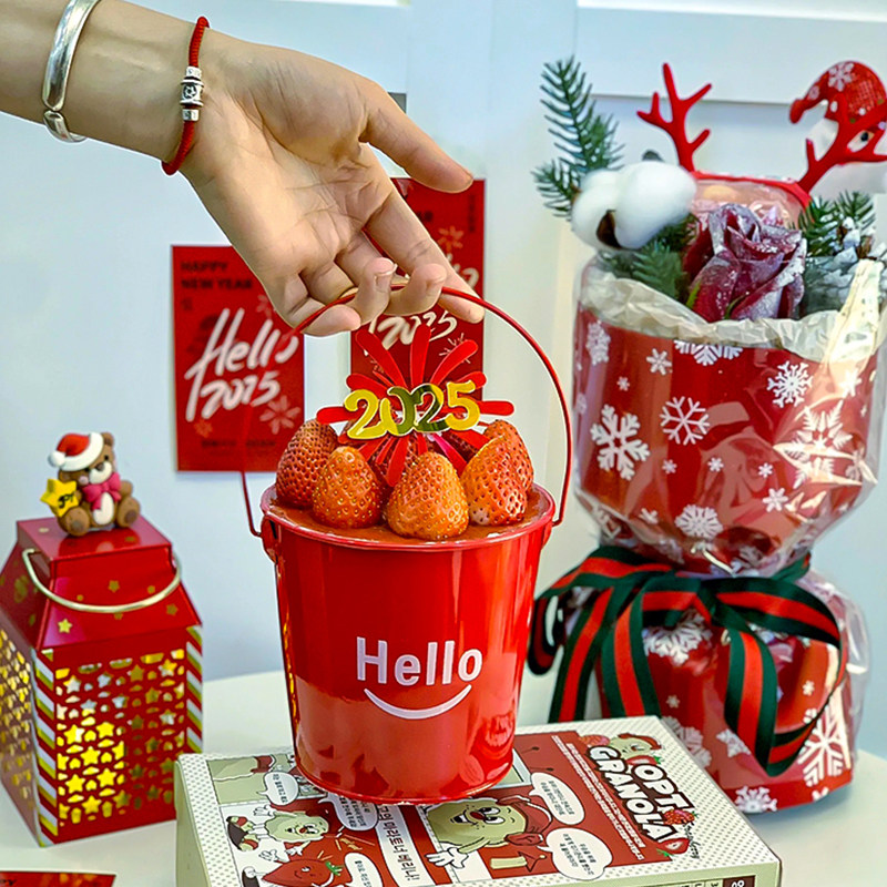 网红新年元旦跨年草莓桶蛋糕装饰红色手提铁桶2025礼花亚克力插件,节庆用品/礼品,蛋糕/烘焙装饰用品,淘宝优惠券,粉丝福利购,淘宝优惠卷