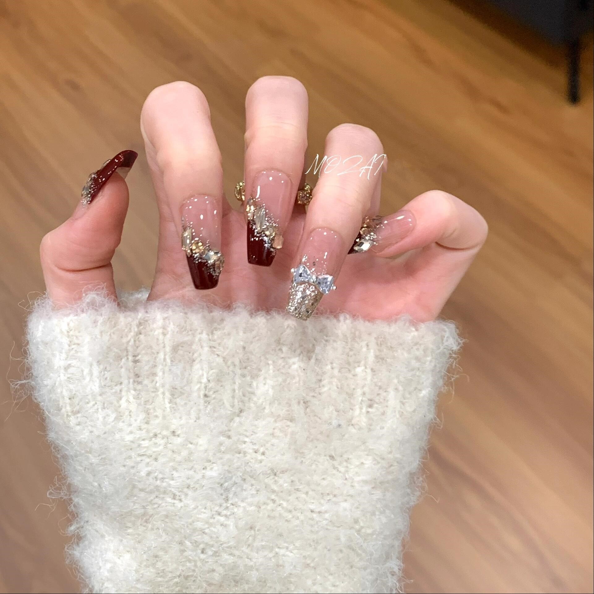 酒红爆闪钻法式新娘手工穿戴甲短款气质蝴蝶显白新年美甲贵气晕染