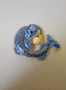 2清仓蓝色滴油鱼胸针宽4高5Cm