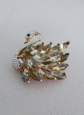 28清仓淡黄色多切面仿水晶天鹅女士胸针宽4.2高4CM