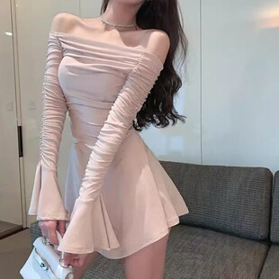 春秋新款纯欲风女辣妹一字领漏肩褶皱显瘦喇叭长袖A字显瘦连衣裙
