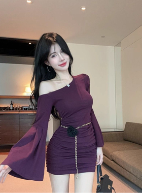 秋冬紫色气质喇叭袖褶皱连衣裙女纯欲辣妹斜肩修身收腰包臀短裙子