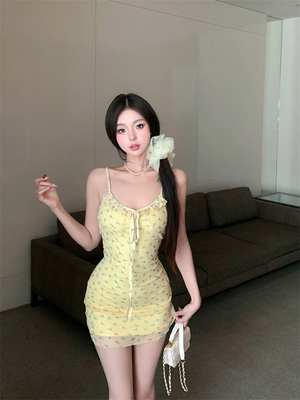 系带木耳边黄色碎花吊带连衣裙子女夏季新款海边度假风穿搭包臀裙