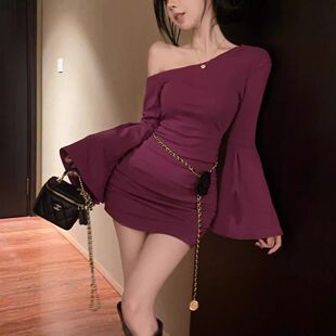 纯欲辣妹设计感别致连衣裙女年秋冬新款时尚斜肩喇叭袖包臀短裙