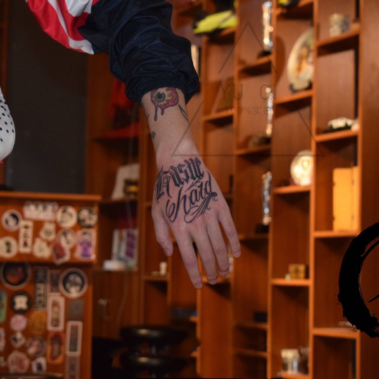 手背手臂花体字英文仿真防水持久男女黑色欧美风纹身贴