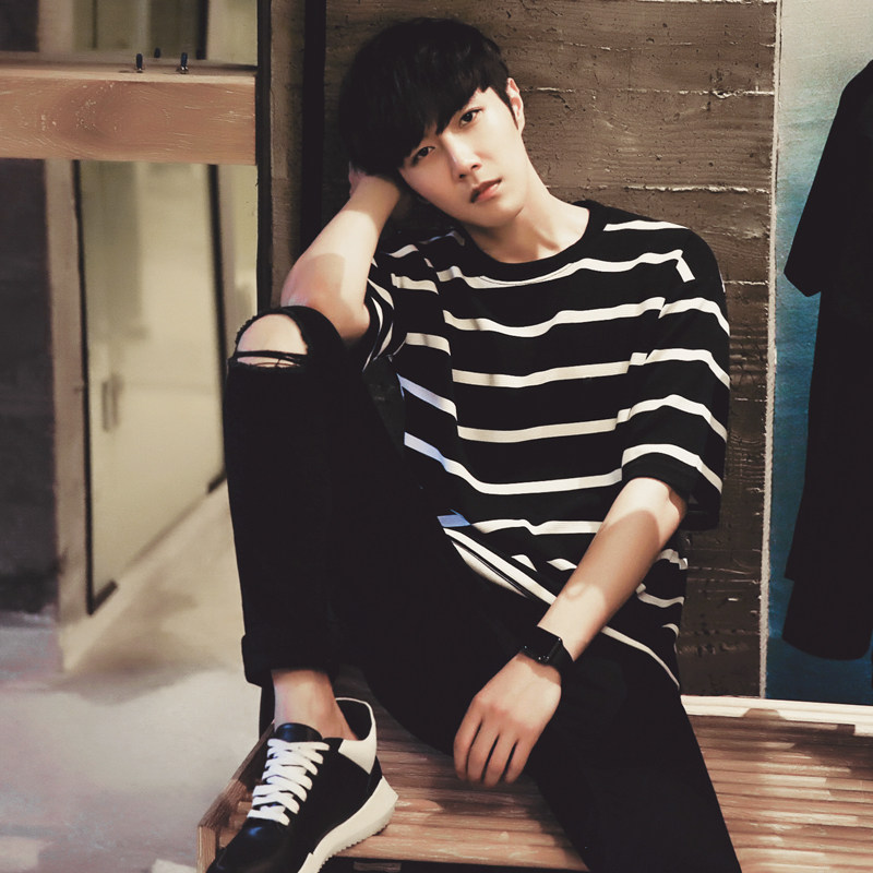 韩系潮男条纹T恤圆领学生日系短袖百搭宽松条纹短袖T恤五分袖男潮