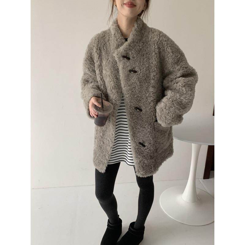 100绵羊羔毛慵懒风牛角扣2025冬季新款皮毛一体皮草外套女中长款