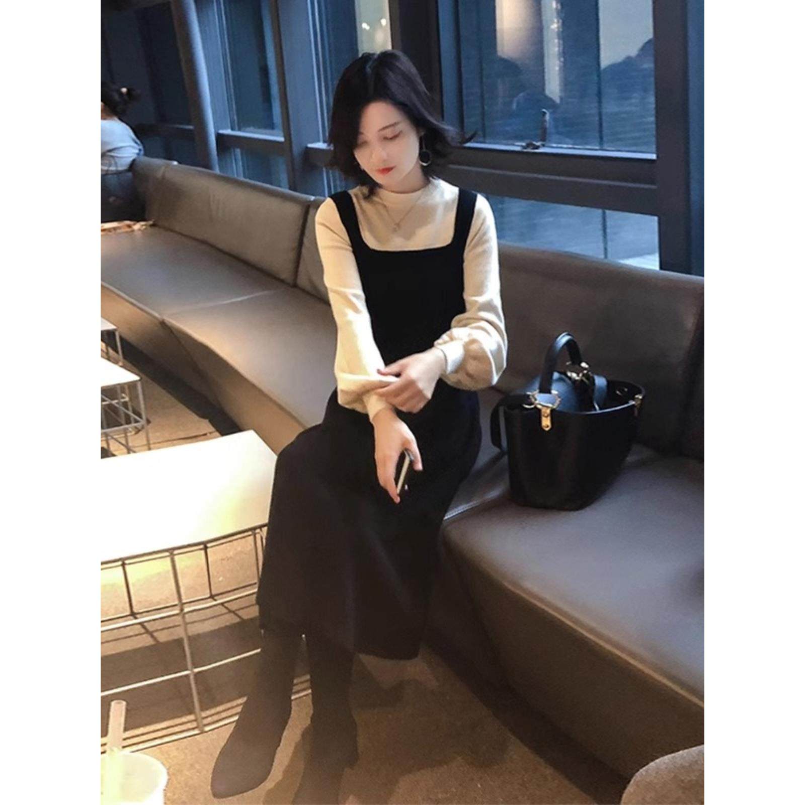 欧洲站秋冬2024新款女装法式复古赫本风黑色针织连衣裙设计感小众