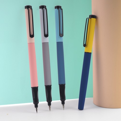 三年级学生吸墨水钢笔练字