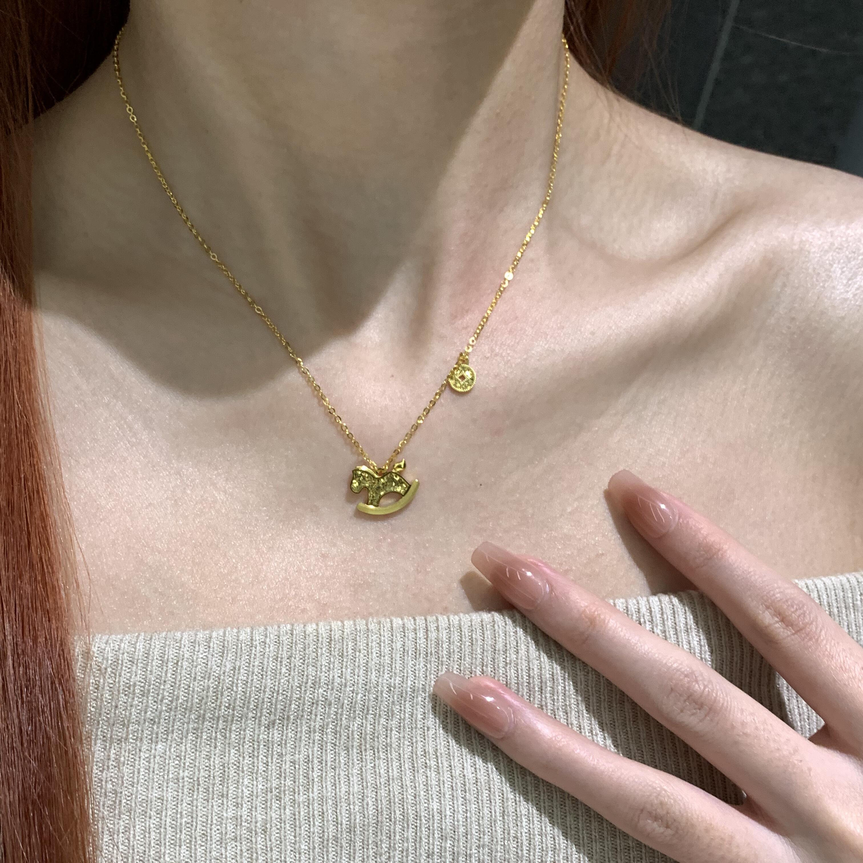 【马上有钱]新中式黄金色小马项链小众高级感设计锁骨链轻奢吊坠