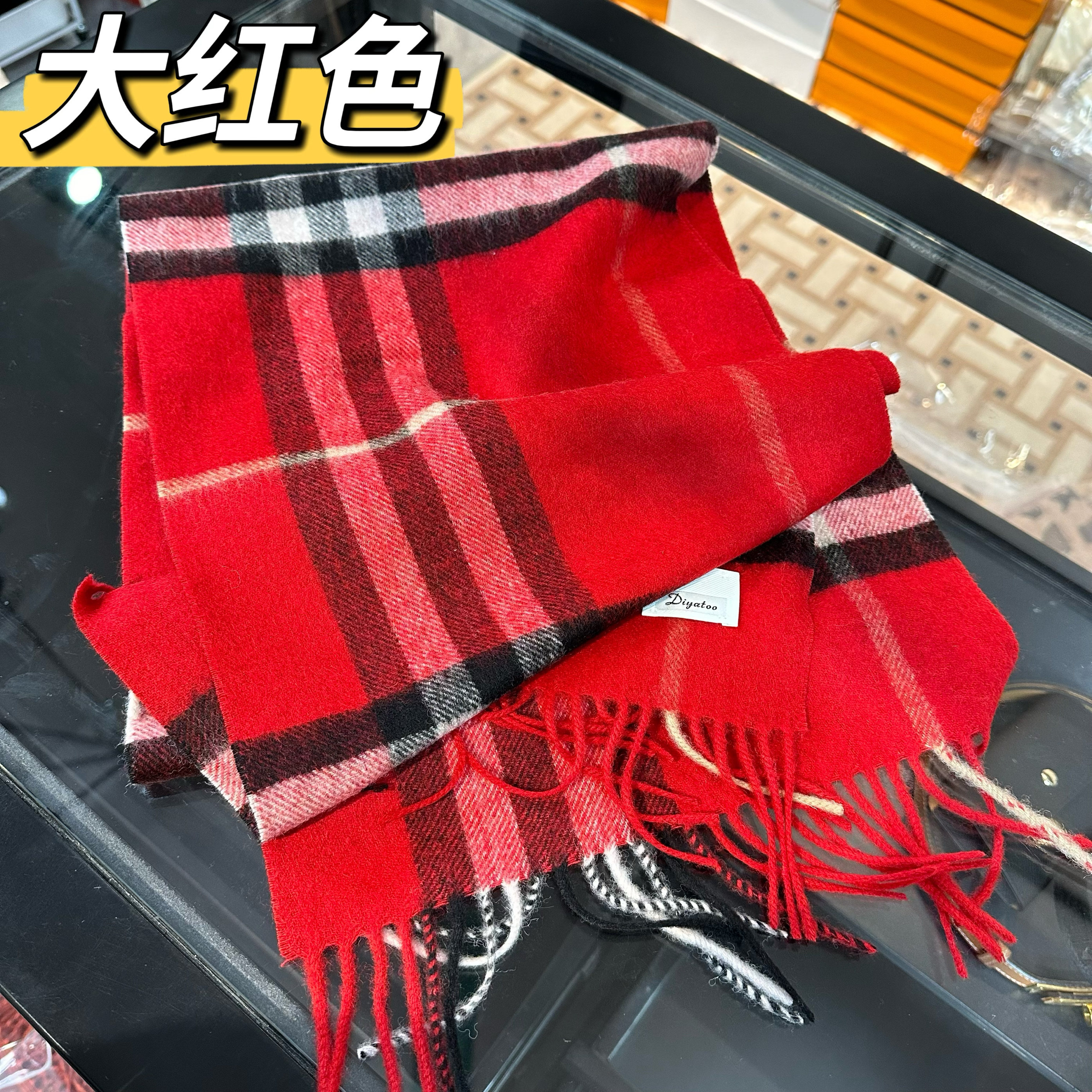 红围巾很好看啥衣服都能搭出花