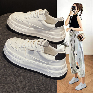 轻便小白鞋女超火2026秋季新款爆款舒适厚底增高运动休闲面包板鞋