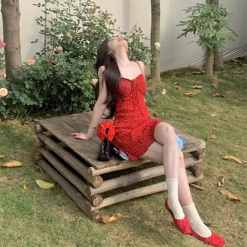 复古辣妹褶皱红色吊带连衣裙