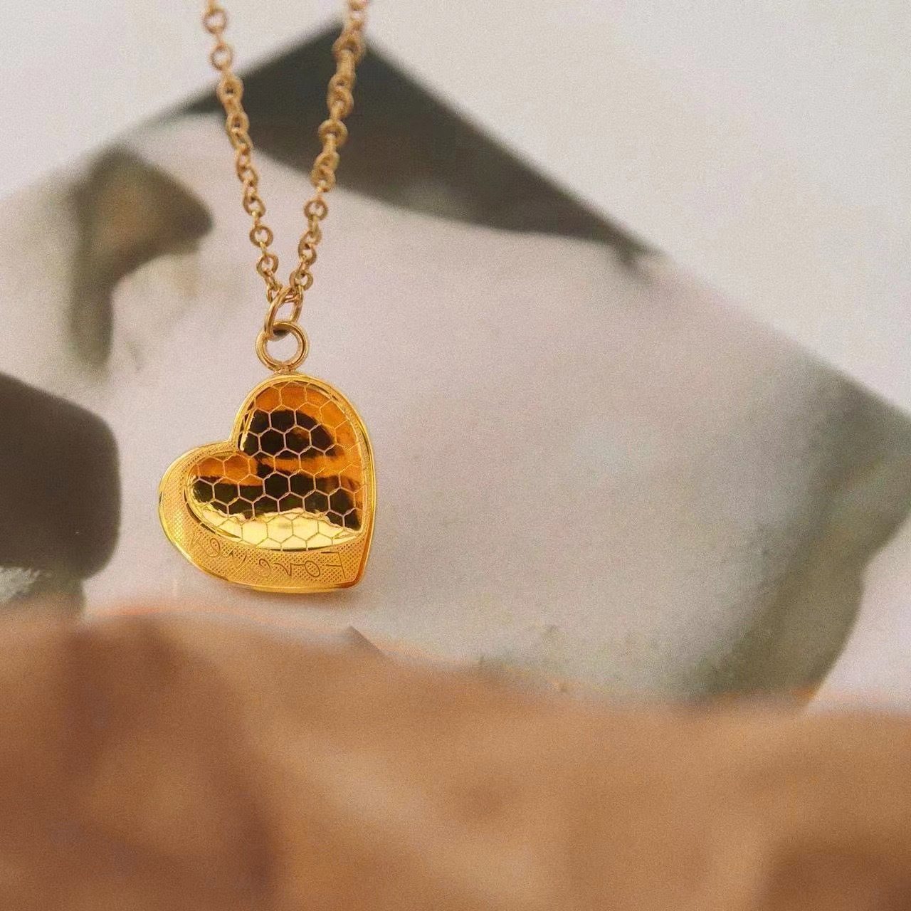 气质时尚鱼鳞爱心项链女小众设计高级感桃心形钛钢2023年新款锁骨