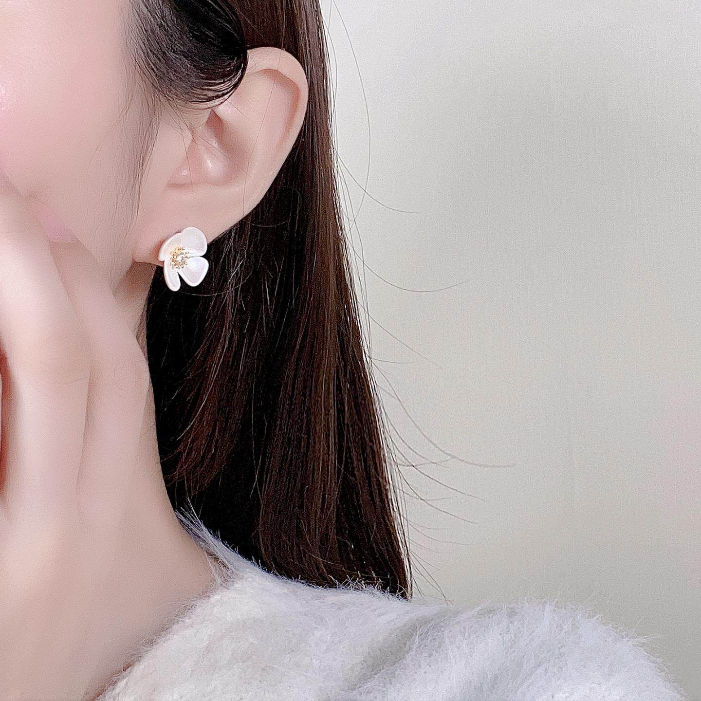 珠光白系列四瓣花锆石花蕊耳钉