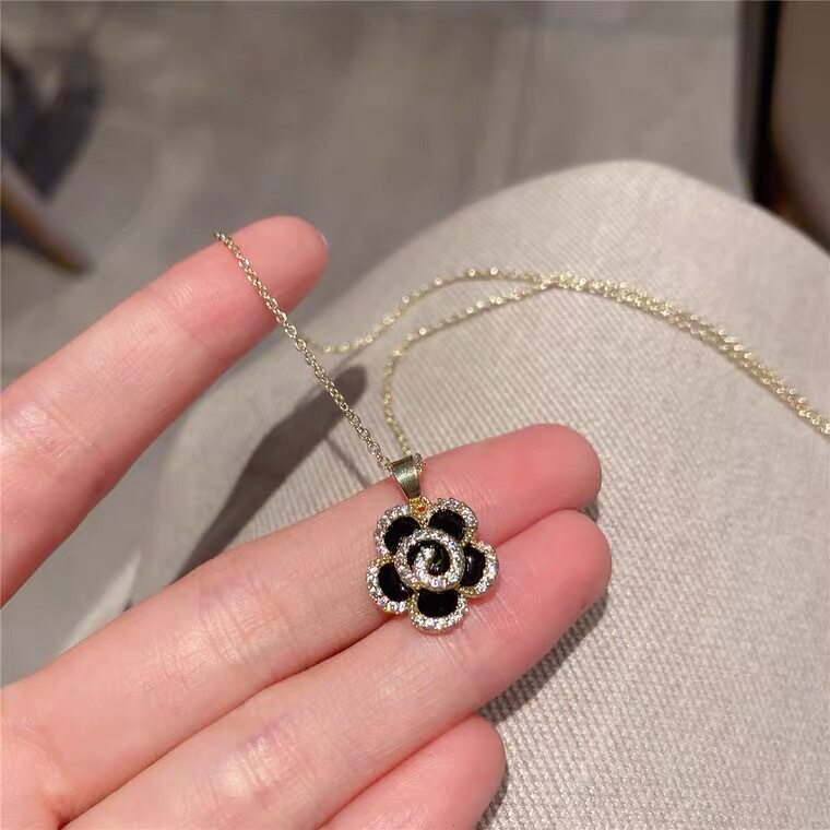 山茶花镀金花朵项链新款小众锆石锁骨链玫瑰花吊坠简约毛衣链颈链