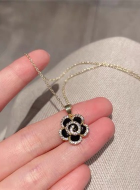 山茶花镀金花朵项链新款小众锆石锁骨链玫瑰花吊坠简约毛衣链颈链