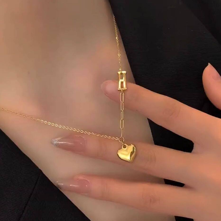爱心项链女2023年新款小众轻奢高级感18k金锁骨毛衣链钛钢不掉色