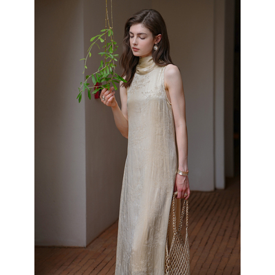 Miorastudio法式复古挂脖暗花纹杏色绑带直筒连衣裙 拖地长款长裙