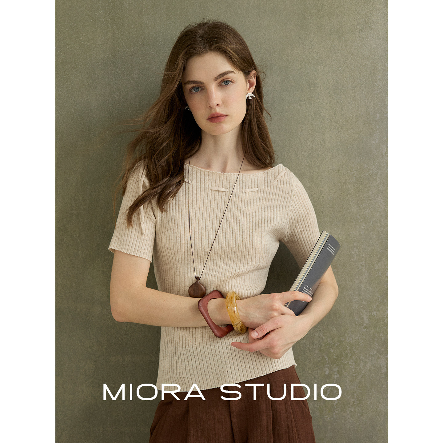 miorastudio法式燕麦色薄款领扣系带一字肩针织衫绑带修身上衣