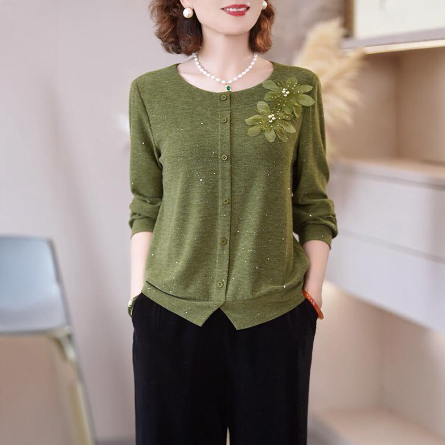 春秋款气质手工亮片针织套头女圆领纽扣毛衣中老年妈妈装百搭小衫
