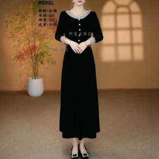 轻奢优雅风黑色丝绒连衣裙女2026秋冬款长袖蕾丝拼接气质显瘦长裙