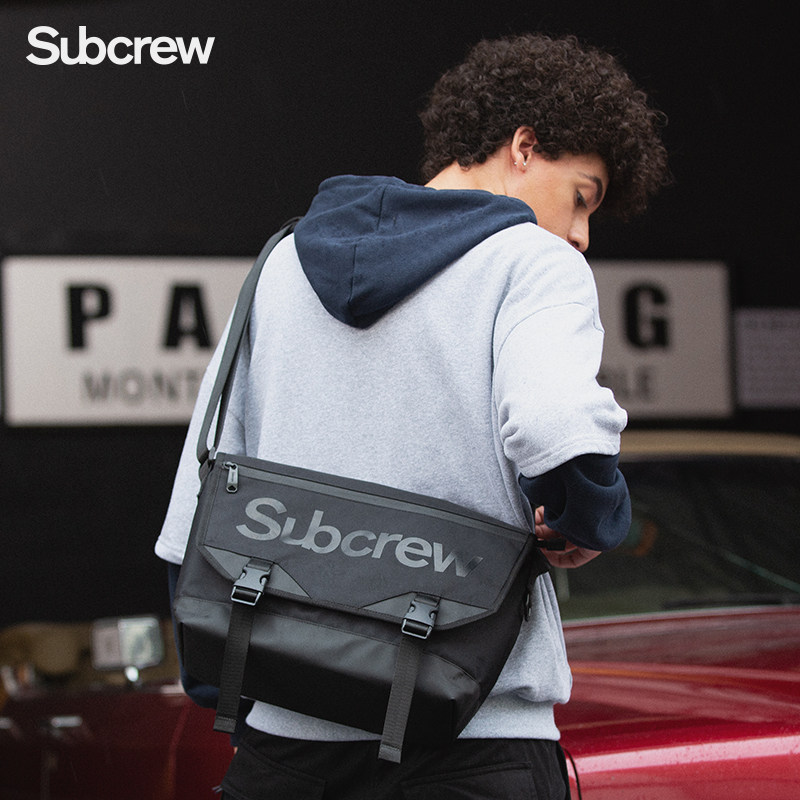 Subcrew潮牌斜挎包男士运动邮差包街头大容量单肩休闲挎包SB0153