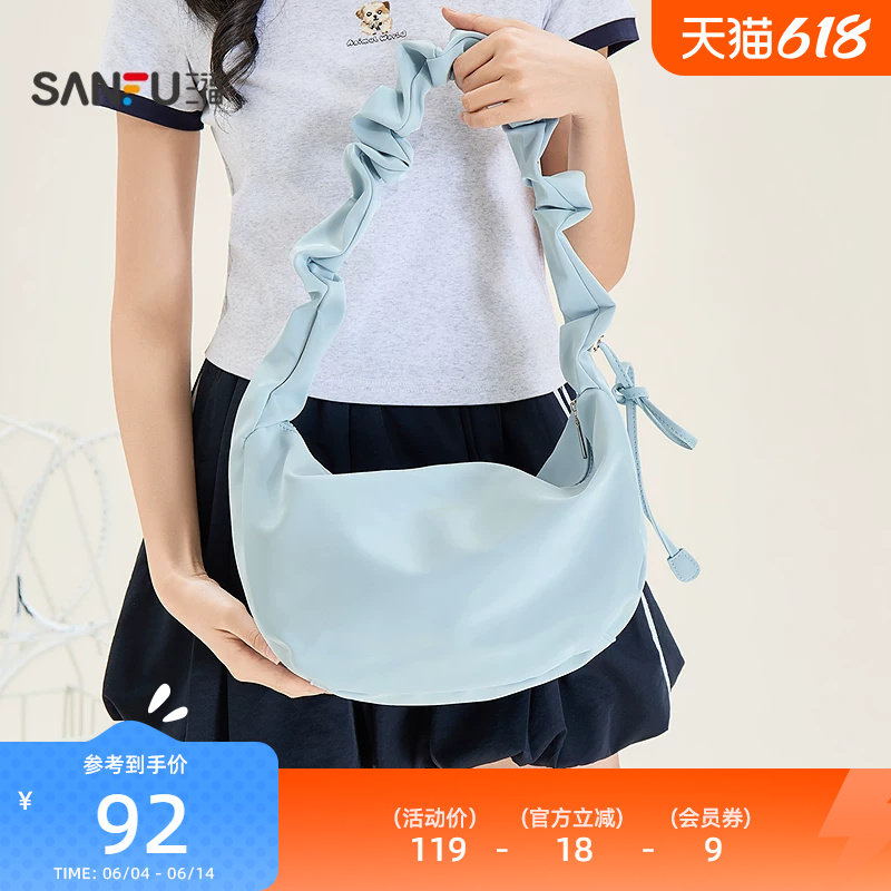 三福挎包夏季学院少女运动风亮面抽绳轻便饺子包女包526607